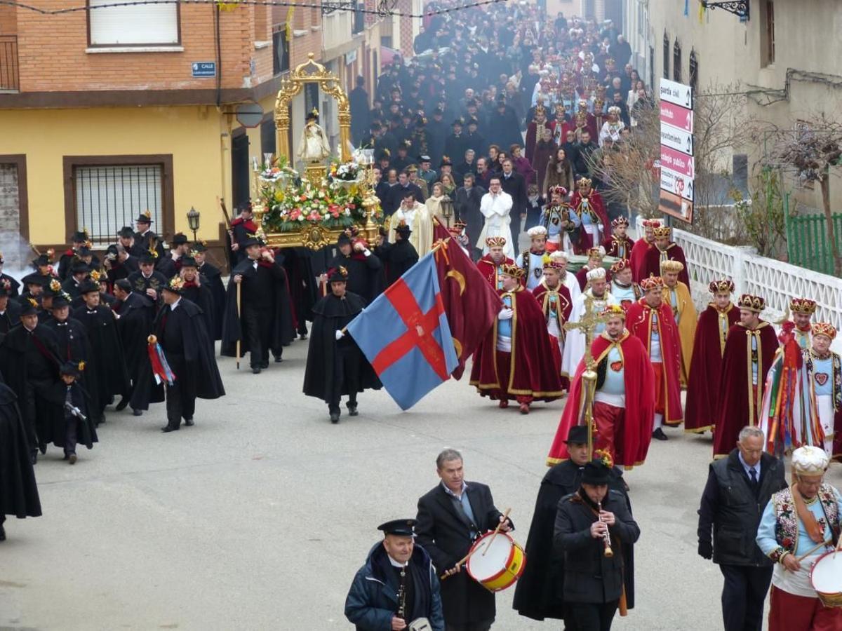 Celebración de la fiesta de Moros y Cristianos en Valera de Abajo, Cuenca.