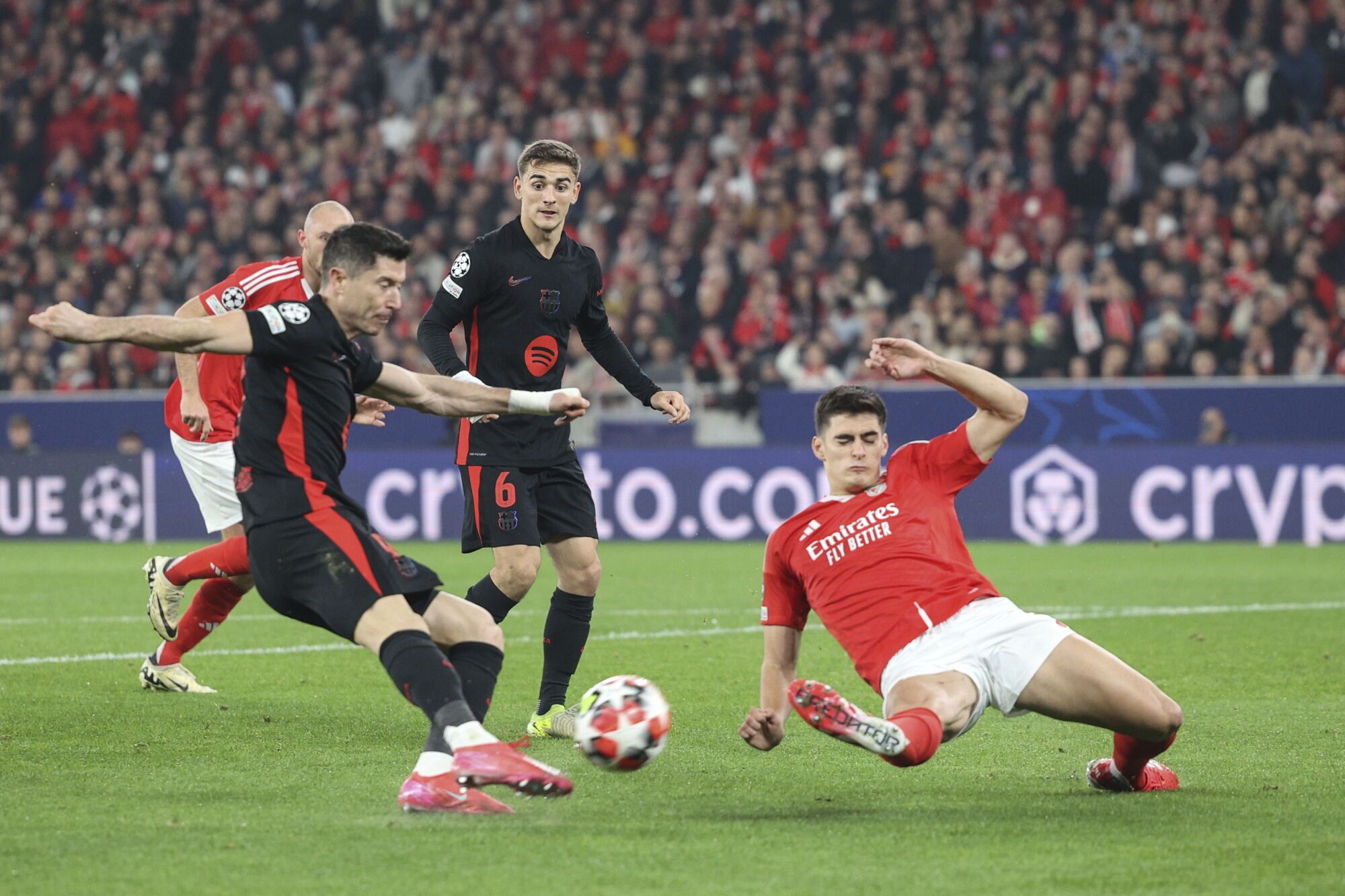 Lisbon (Portugal), 01/21/2025.- Benfica's Antonio Silva (R) fights for the ball with Barcelona's Robert Lewandowski during their UEFA Champions League soccer match held at Luz Stadium in Lisbon, Portugal, 21 January 2025. (Champions League , Lisbon) EFE/EPA/MIGUEL A. LOPES