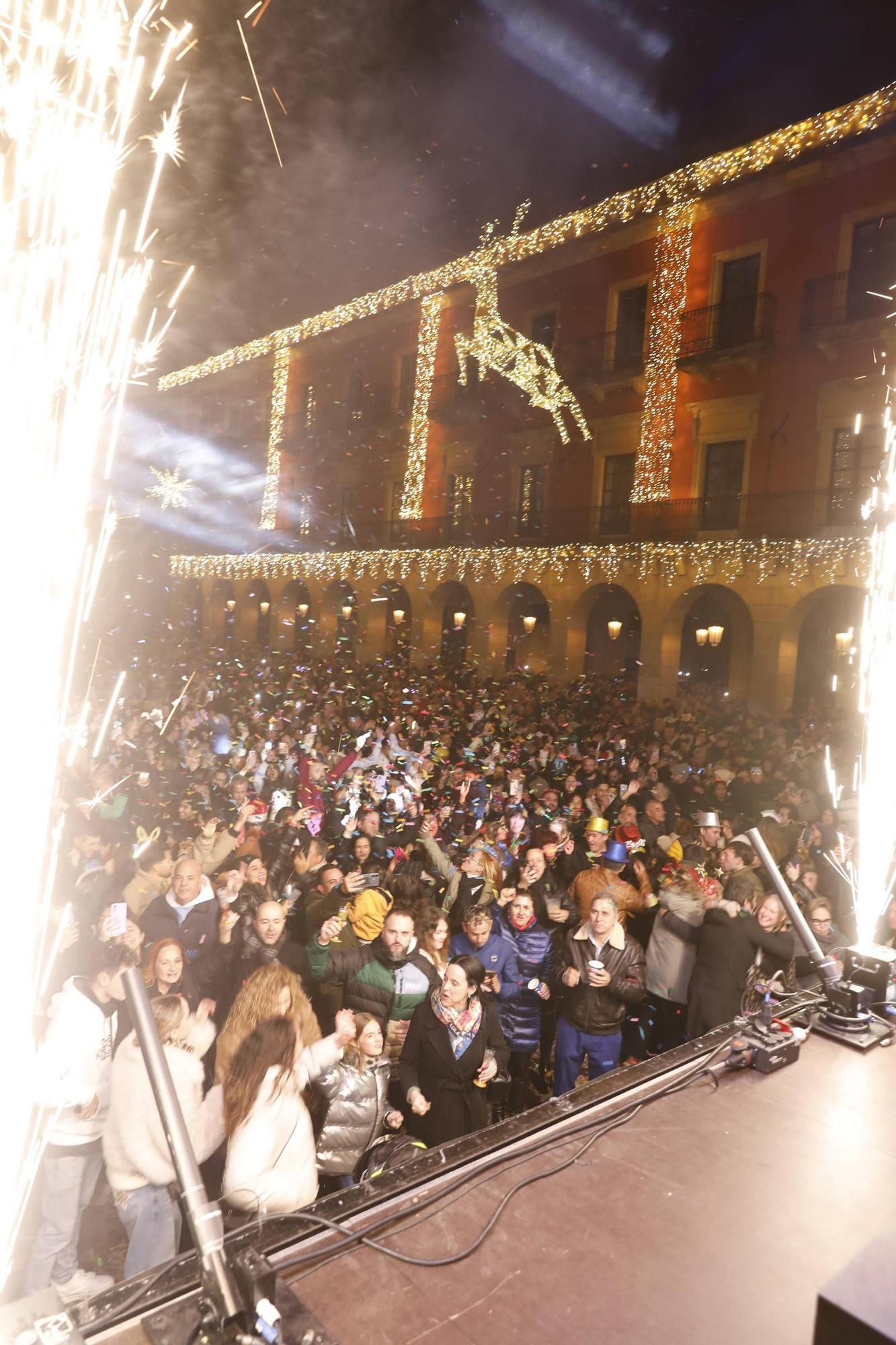 La plaza Mayor de Gijón, a rebosar para recibir al 2025