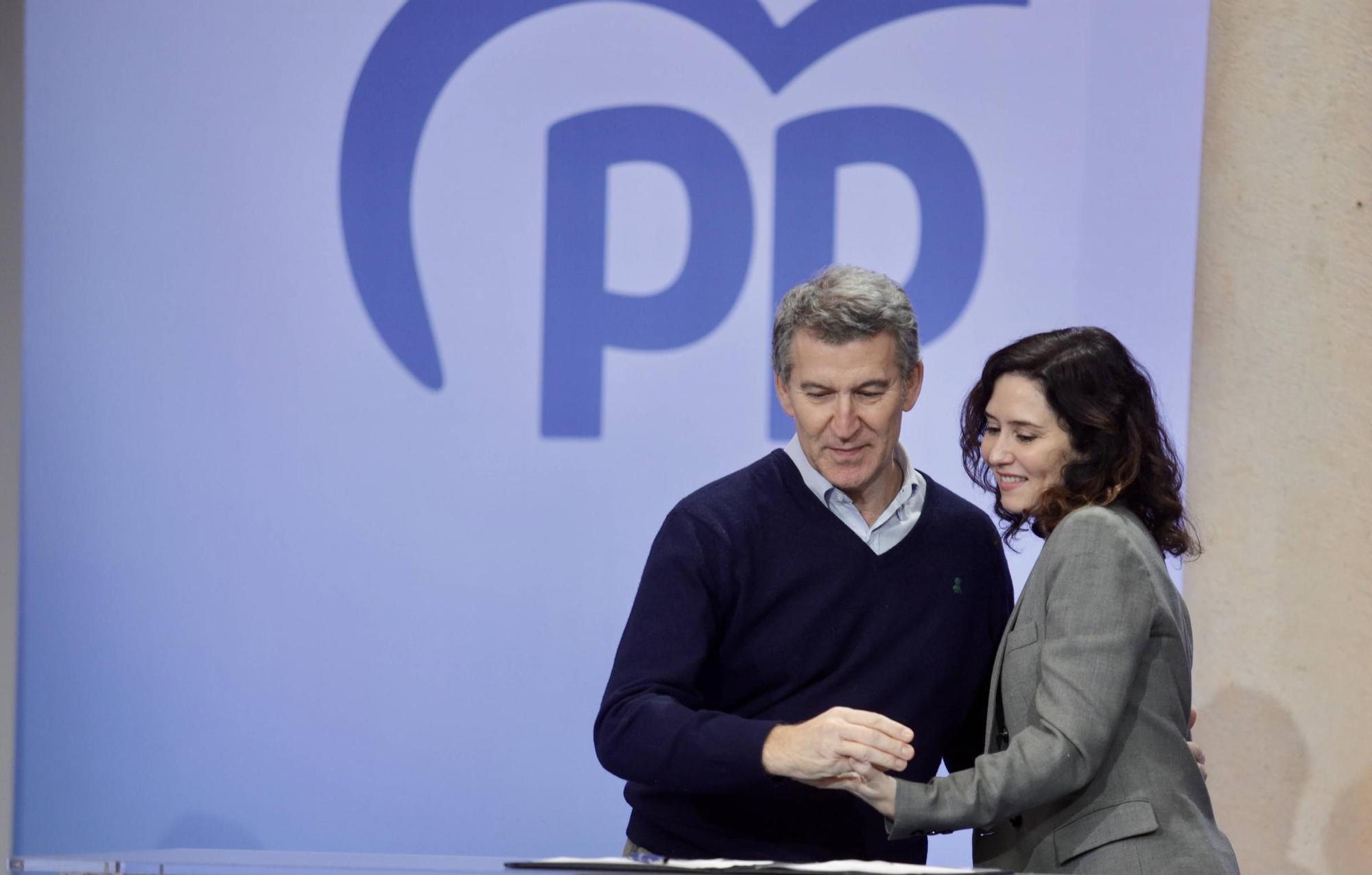 Feijóo clausura junto a Álvaro Queipo en Oviedo el acto de presentación de la 'Declaración de Asturias'