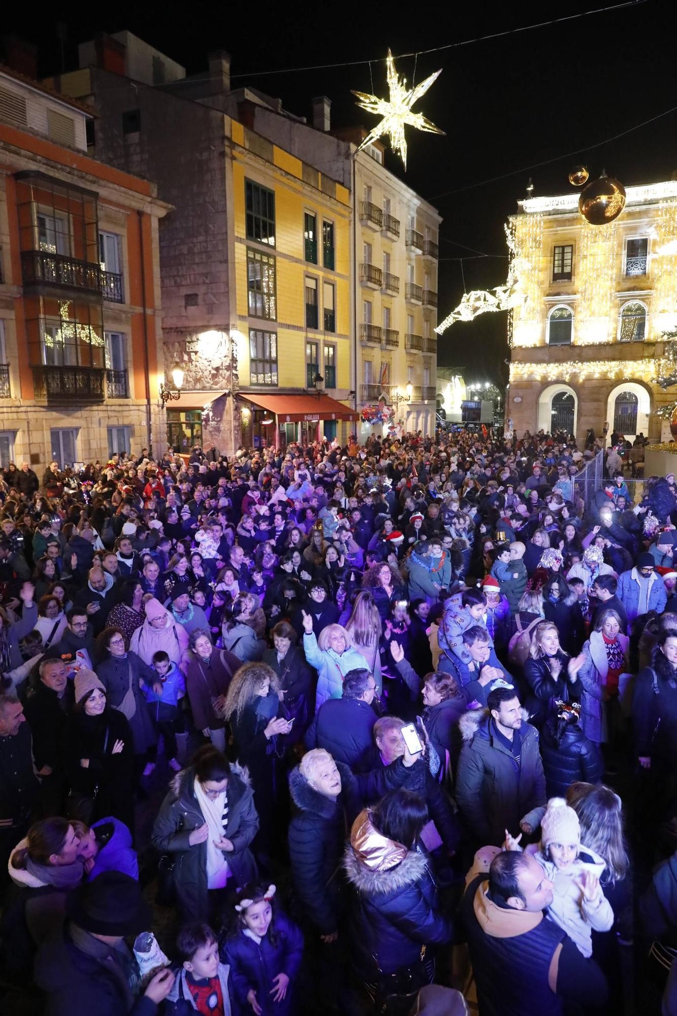 El "campanillas" en la Plaza Mayor de Gijón, en imágenes