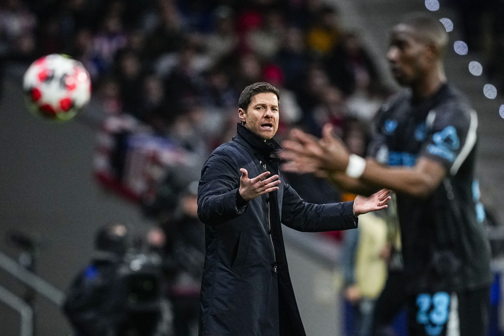 Xabi Alonso, entrenador del Bayer Leverkusen, hace gestos durante el partido de la fase MD7 de la Liga de Campeones de la UEFA 2024/25 entre el Atlético de Madrid y el Bayer 04 Leverkusen en el estadio Riyadh Air Metropolitano el 21 de enero de 2025 en Madrid, España. AFP7 21/01/2025 SÓLO PARA USO EN ESPAÑA. Oscar J. Barroso / AFP7 / Europa Press;2025;ESPAÑA;DEPORTE;ZSPORT;FÚTBOL;ZSOCCER;Atlético de Madrid v Bayer 04 Leverkusen - UEFA Champions League 2024/25 Fase Liga MD7;