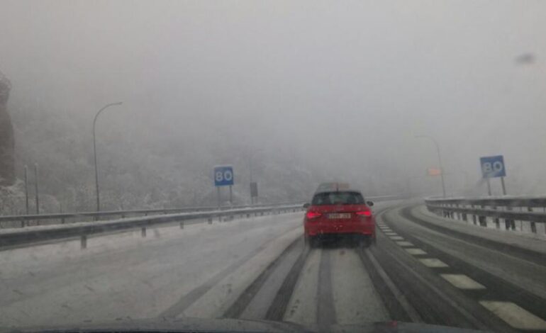 BORRASCA IVO ASTURIAS | La borrasca «Ivo» complica la circulación por la nieve en Asturias: Pajares está cerrado a camiones y hay catorce puertos con cadenas