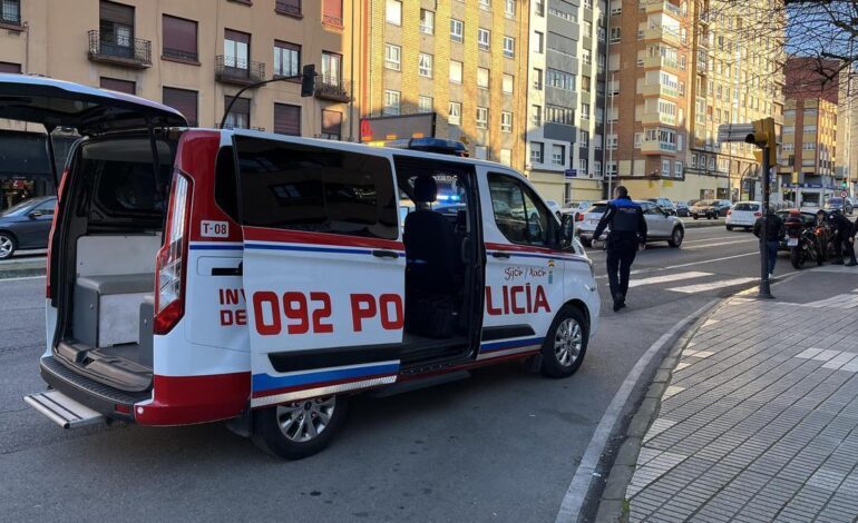 Accidente de tráfico entre una moto y un coche en la avenida Príncipe de Asturias, en Gijón