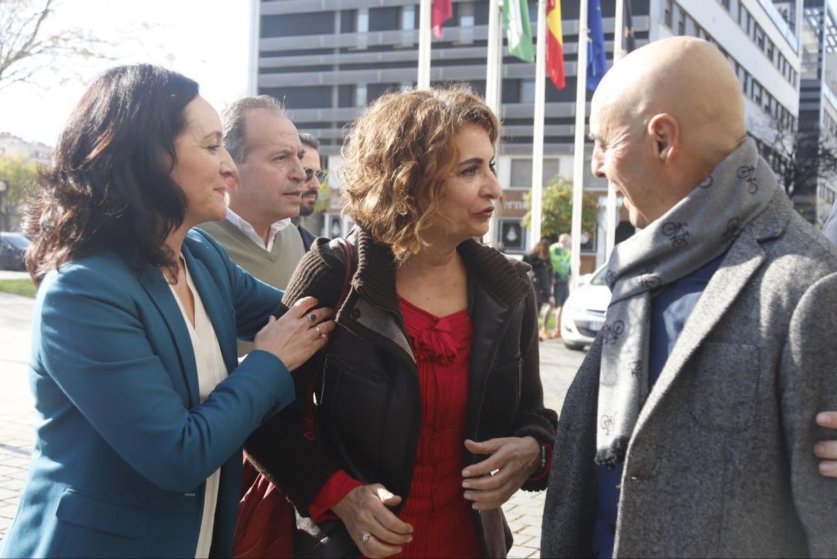 María Jesús Montero dialoga con Rafi Crespín y Antonio Hurtado.