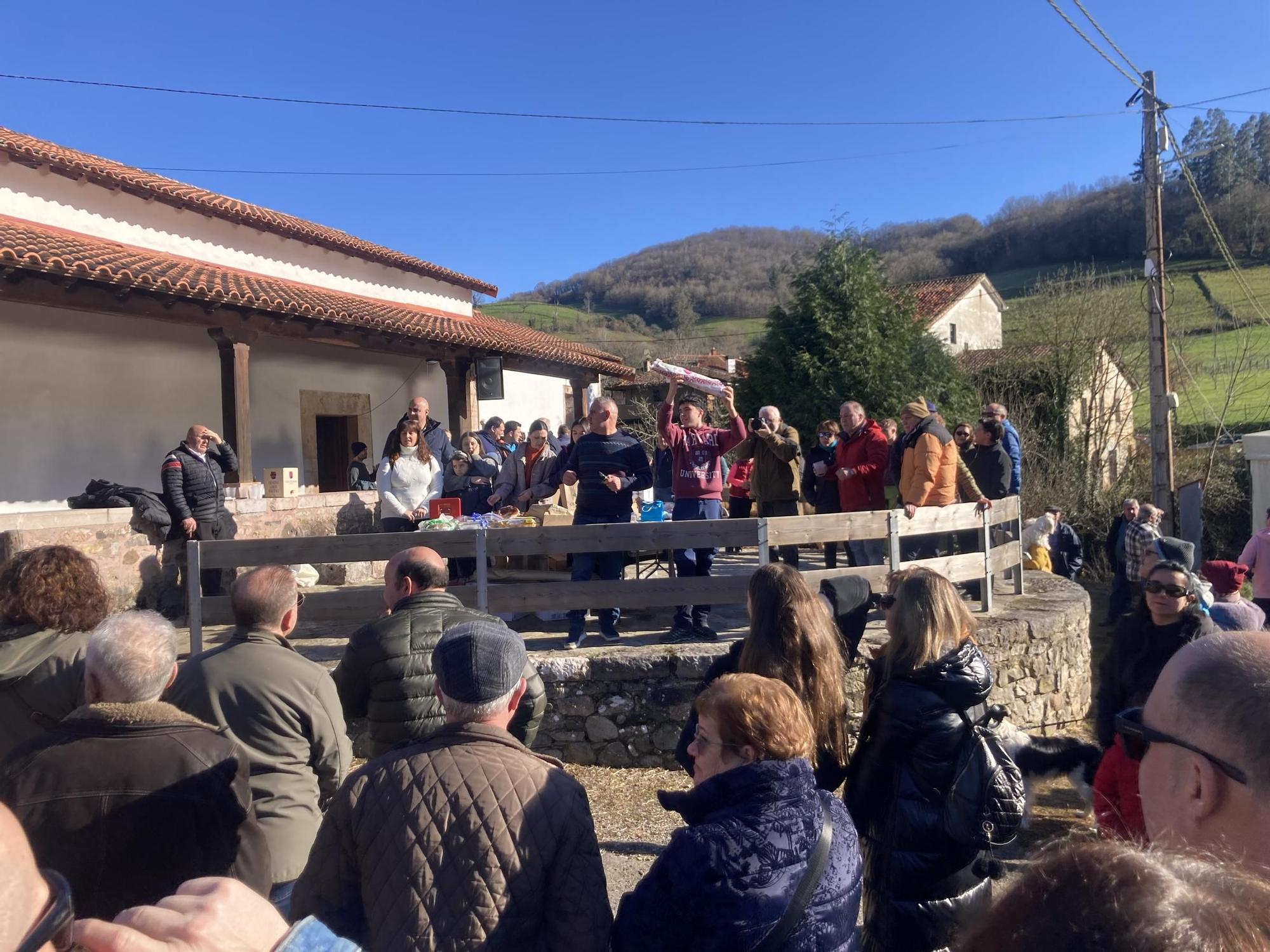 Así fue la mañana soleada del festejo en Coalla, con productos de primera y una procesión