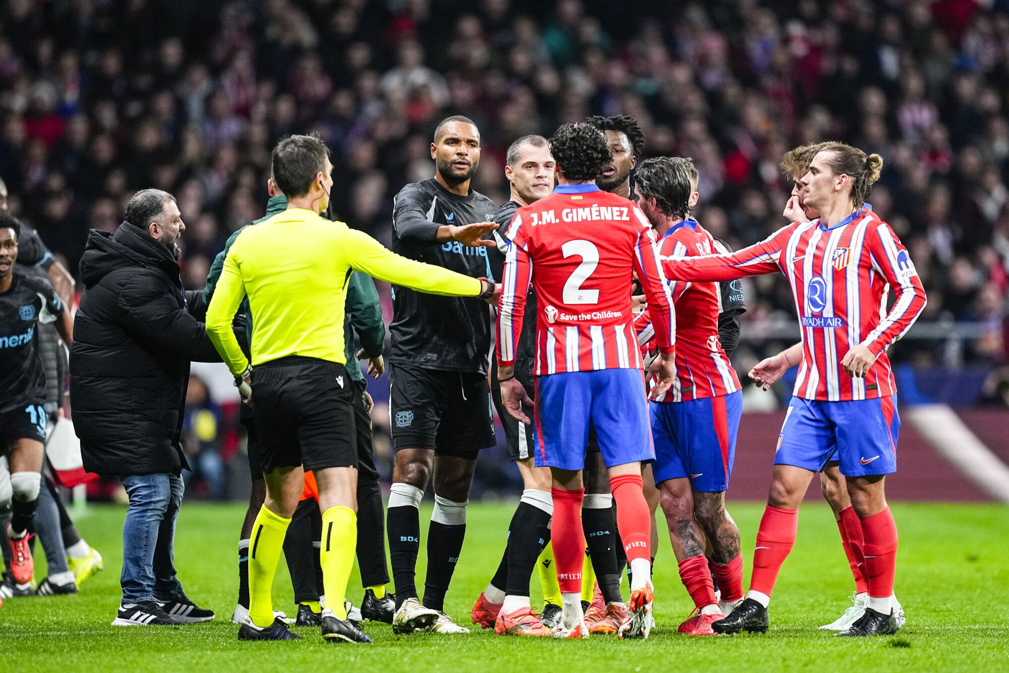 Pablo Barrios del Atlético de Madrid mira la tarjeta roja durante el partido de la fase MD7 de la Liga de Campeones de la UEFA 2024/25 entre el Atlético de Madrid y el Bayer 04 Leverkusen en el estadio Riyadh Air Metropolitano el 21 de enero de 2025 en Madrid, España. AFP7 21/01/2025 SÓLO PARA USO EN ESPAÑA. Oscar J. Barroso / AFP7 / Europa Press;2025;ESPAÑA;DEPORTE;ZSPORT;FÚTBOL;ZSOCCER;Atlético de Madrid v Bayer 04 Leverkusen - UEFA Champions League 2024/25 Fase Liga MD7;