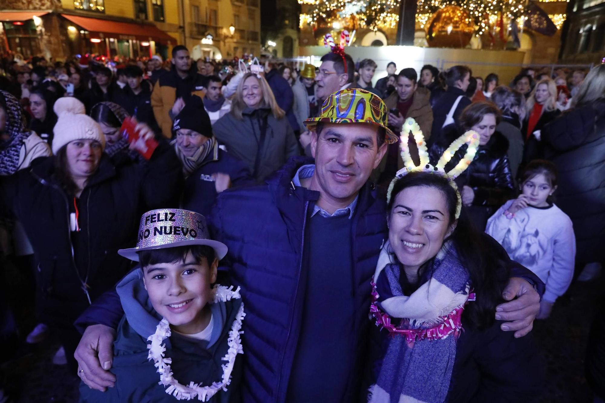 La plaza Mayor de Gijón, a rebosar para recibir al 2025