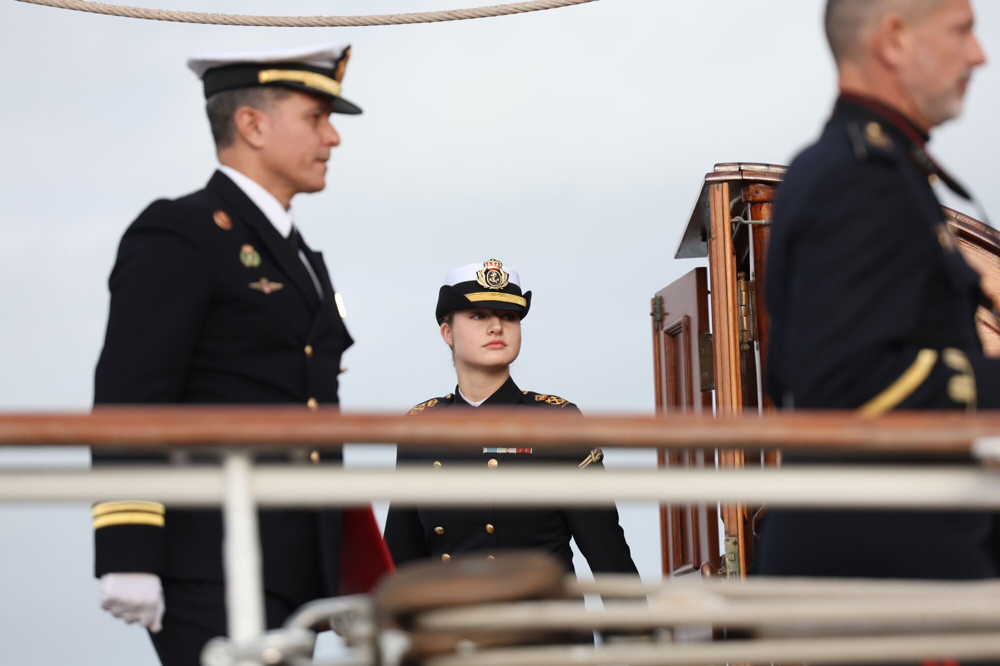 La Princesa Leonor a su llegada al buque escuela 'Juan Sebastián de Elcano'. A 08 de enero de 2024, en Cádiz (Andalucía, España). La Princesa Leonor se ha desplazado al Puerto de Cádiz para el embarque de guardamarinas alumnos de tercer curso de la Escuela Naval Militar en el buque escuela 'Juan Sebastián de Elcano' para realizar el XCVII Crucero de Instrucción. 08 ENERO 2025 Nacho Frade / Europa Press 08/01/2025. LEONOR DE BORBÓN Y ORTIZ;Nacho Frade;