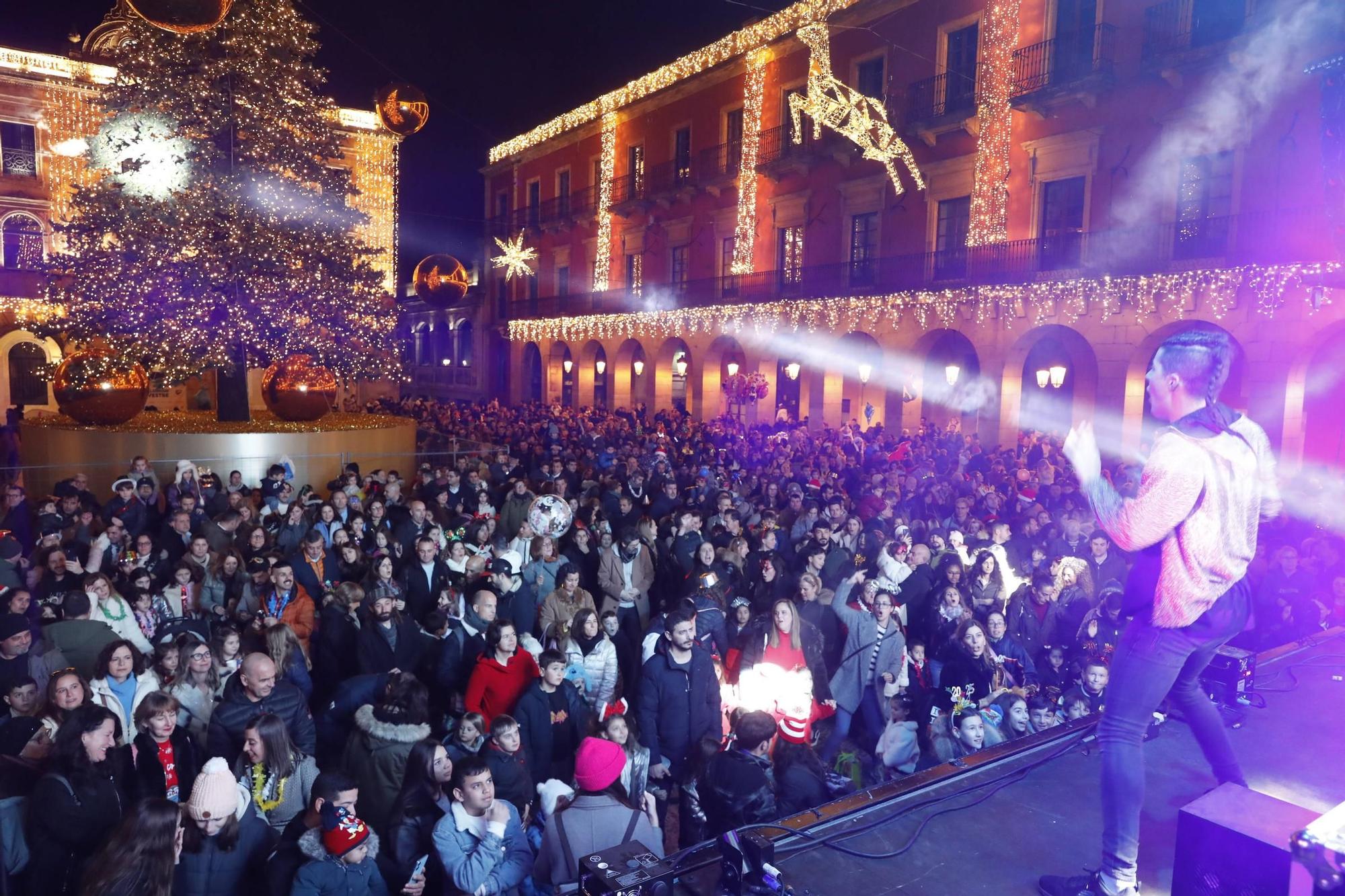 El "campanillas" en la Plaza Mayor de Gijón, en imágenes