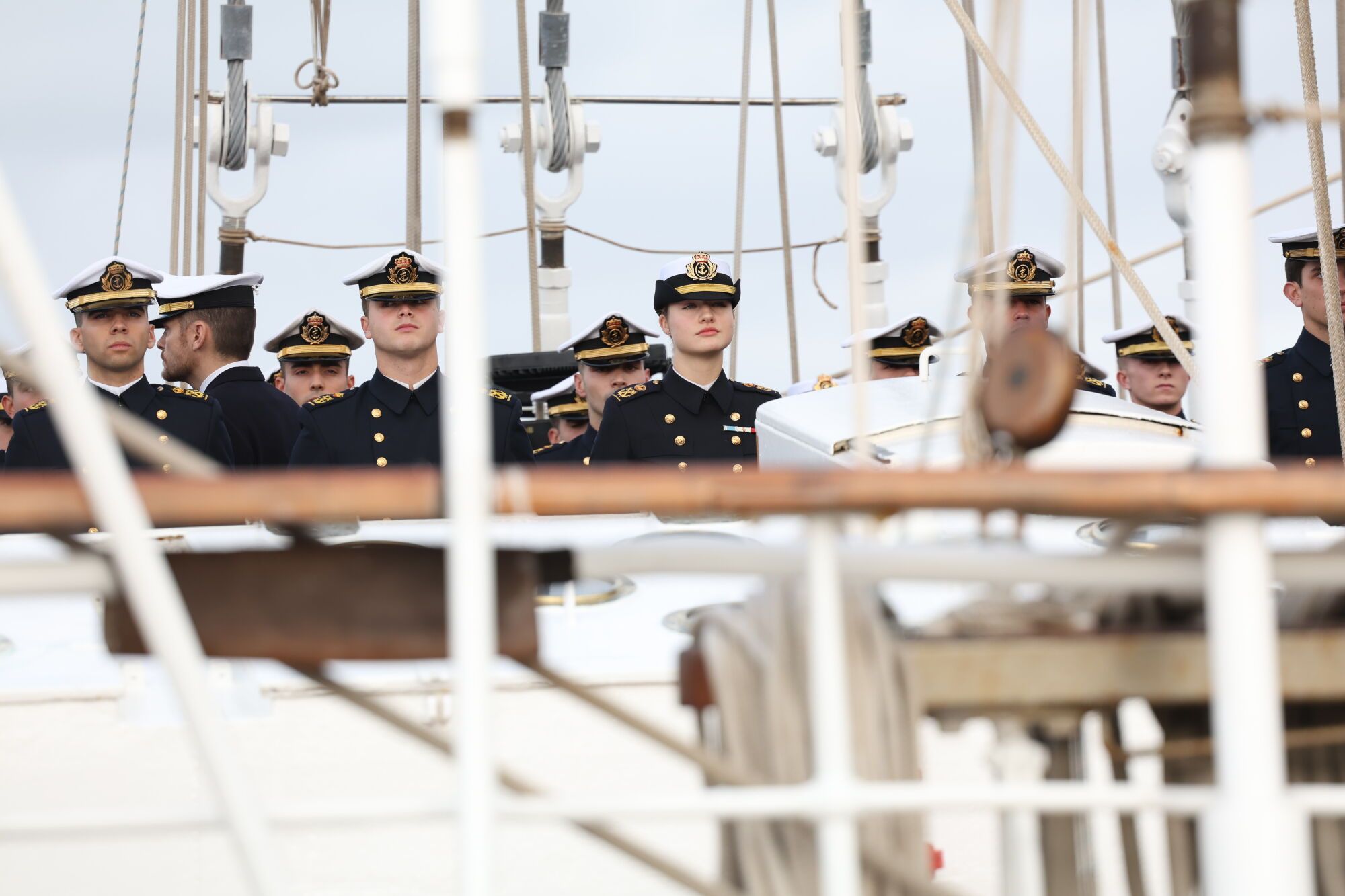 La Princesa Leonor a su llegada al buque escuela 'Juan Sebastián de Elcano'. A 08 de enero de 2024, en Cádiz (Andalucía, España). La Princesa Leonor se ha desplazado al Puerto de Cádiz para el embarque de guardamarinas alumnos de tercer curso de la Escuela Naval Militar en el buque escuela 'Juan Sebastián de Elcano' para realizar el XCVII Crucero de Instrucción. 08 ENERO 2025 Nacho Frade / Europa Press 08/01/2025. LEONOR DE BORBÓN Y ORTIZ;Nacho Frade;