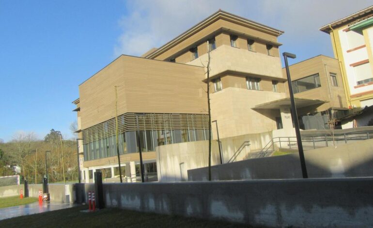 La solución a la ausencia de profesor de Latín en el Instituto de Cangas, muy cerca