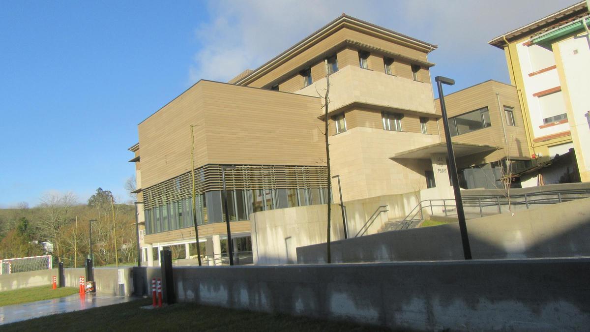 La solución a la ausencia de profesor de Latín en el Instituto de Cangas, muy cerca