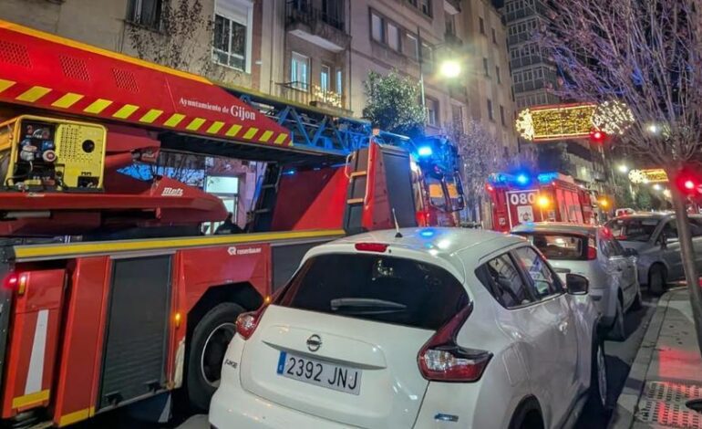 varias dotaciones de policía y una calle cortada