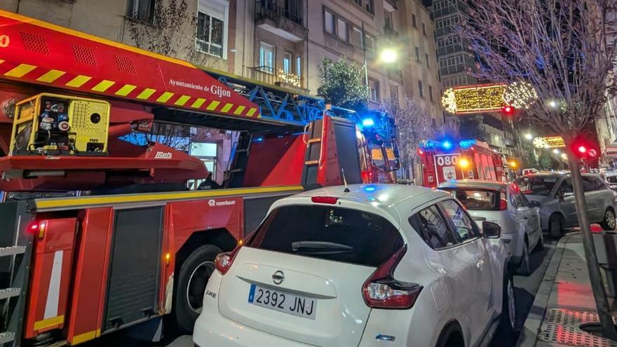 varias dotaciones de policía y una calle cortada