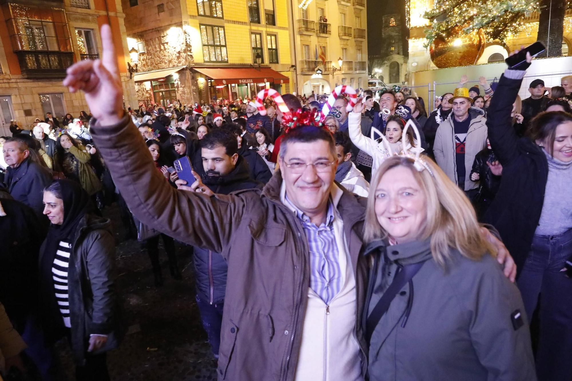 La plaza Mayor de Gijón, a rebosar para recibir al 2025