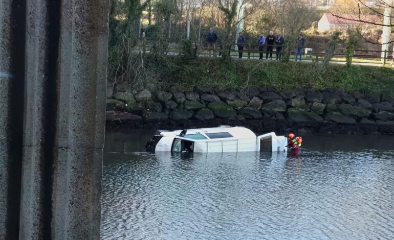 Cae una furgoneta a la ría de Avilés desde el puente Azud