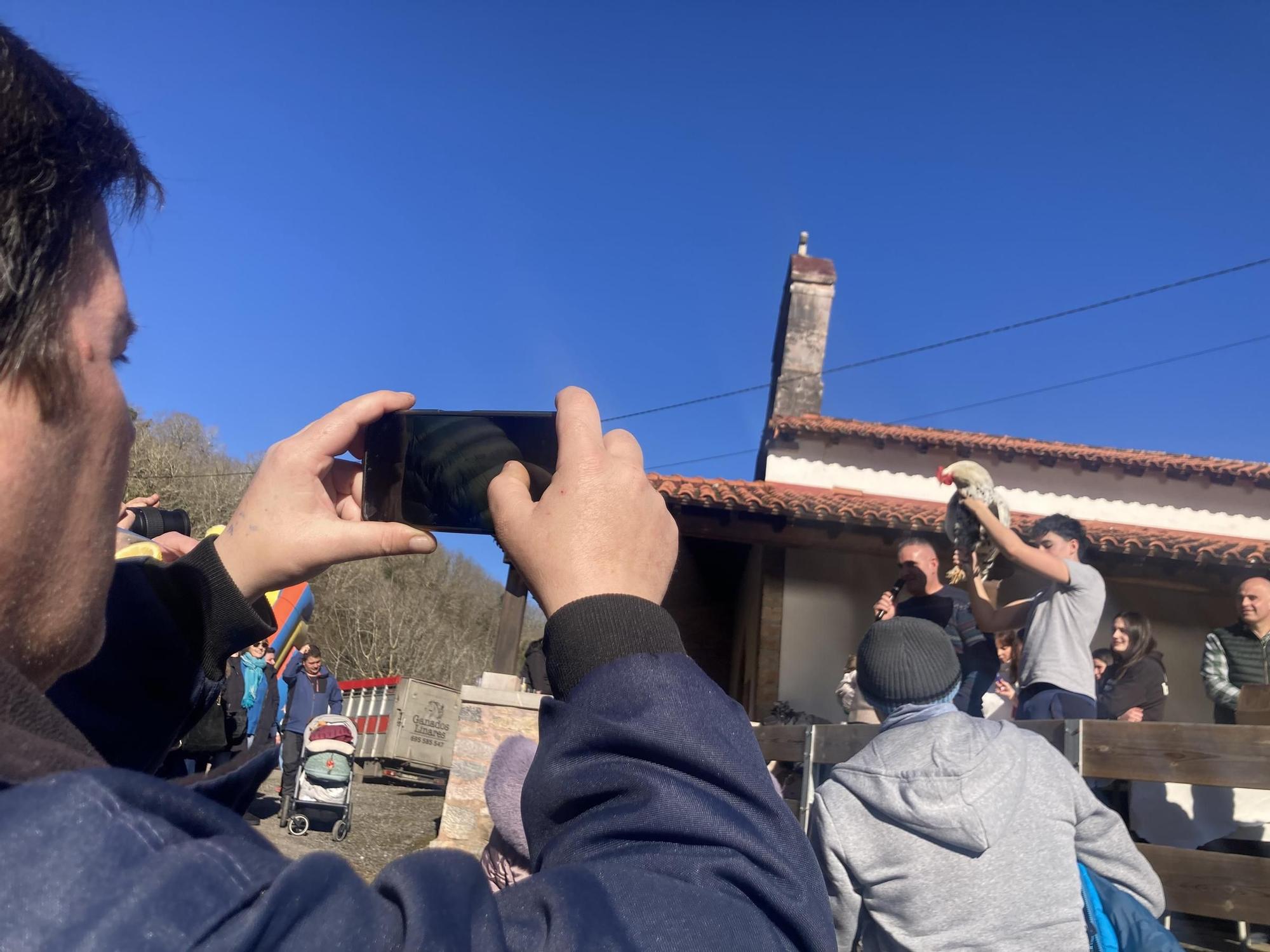 Así fue la mañana soleada del festejo en Coalla, con productos de primera y una procesión