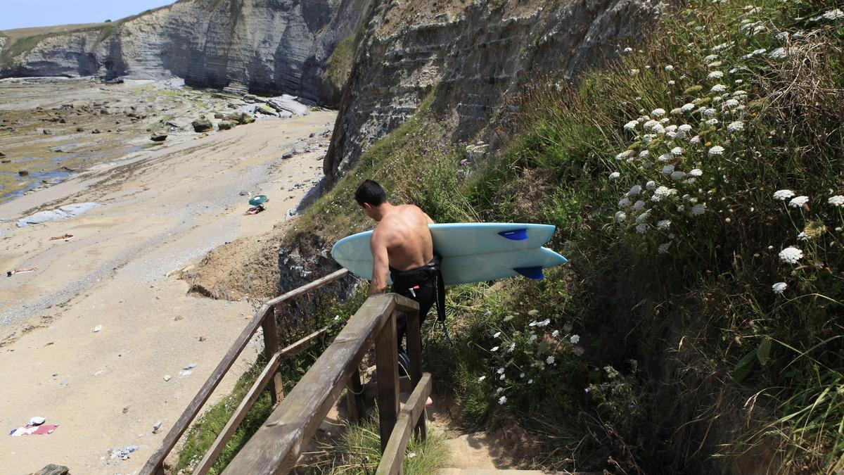 Quejas de surfistas en una playa de Gijón por un palangre con anzuelos: «Es un peligro»