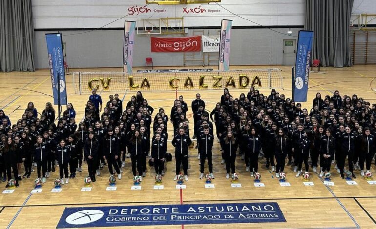 El Club Voleibol La Calzada presume de más de tres décadas haciendo cantera en la presentación de sus equipos