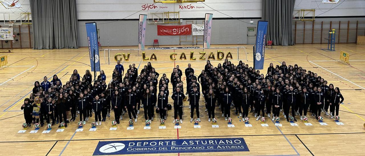 El Club Voleibol La Calzada presume de más de tres décadas haciendo cantera en la presentación de sus equipos