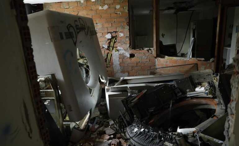 VANDALISMO VIEJO HUCA | Viaje al interior del viejo (y desvalijado) HUCA: «Se llevaron todas las ventanas en veinte días y hasta las barandillas de los balcones»