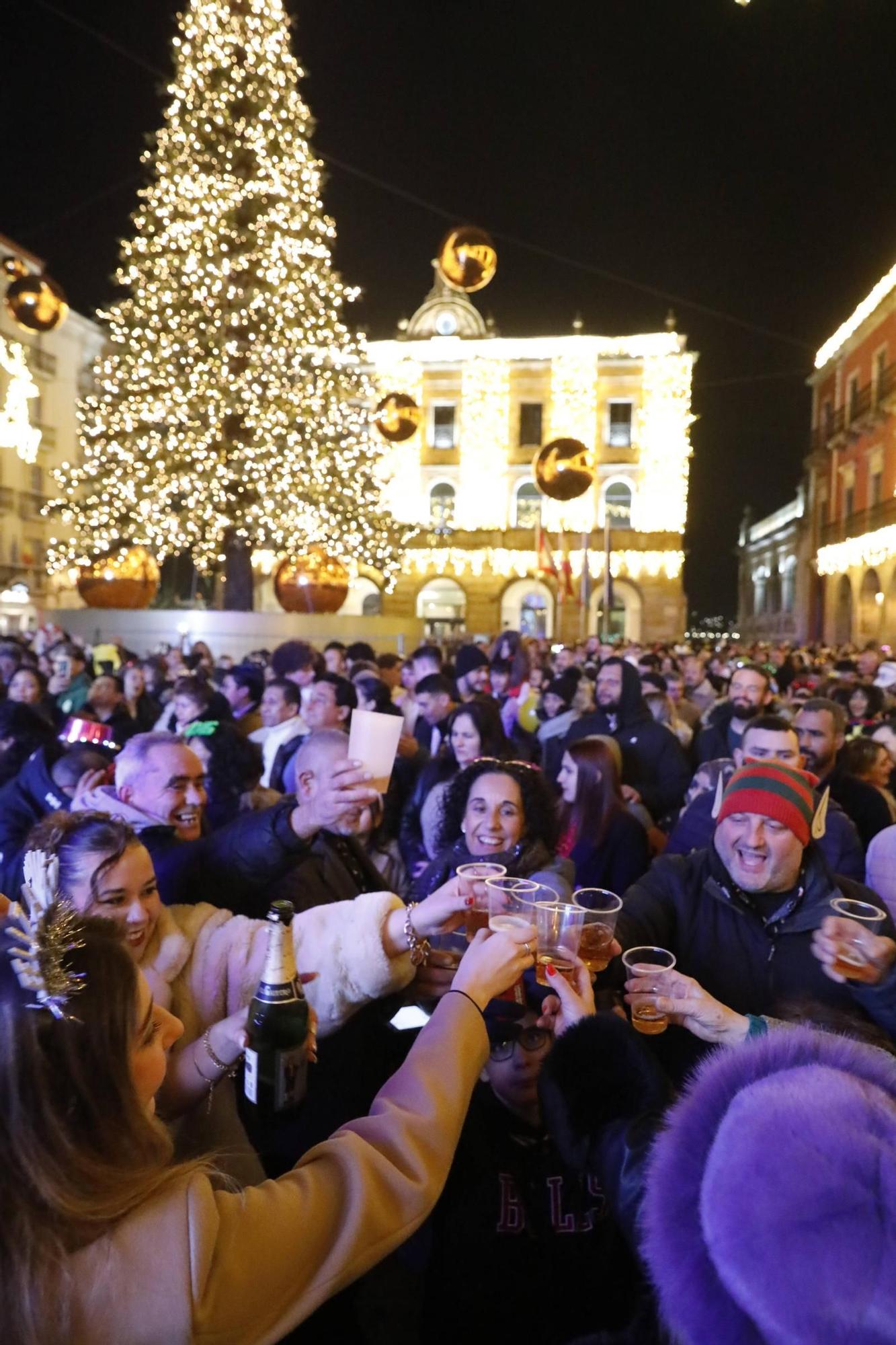 La plaza Mayor de Gijón, a rebosar para recibir al 2025