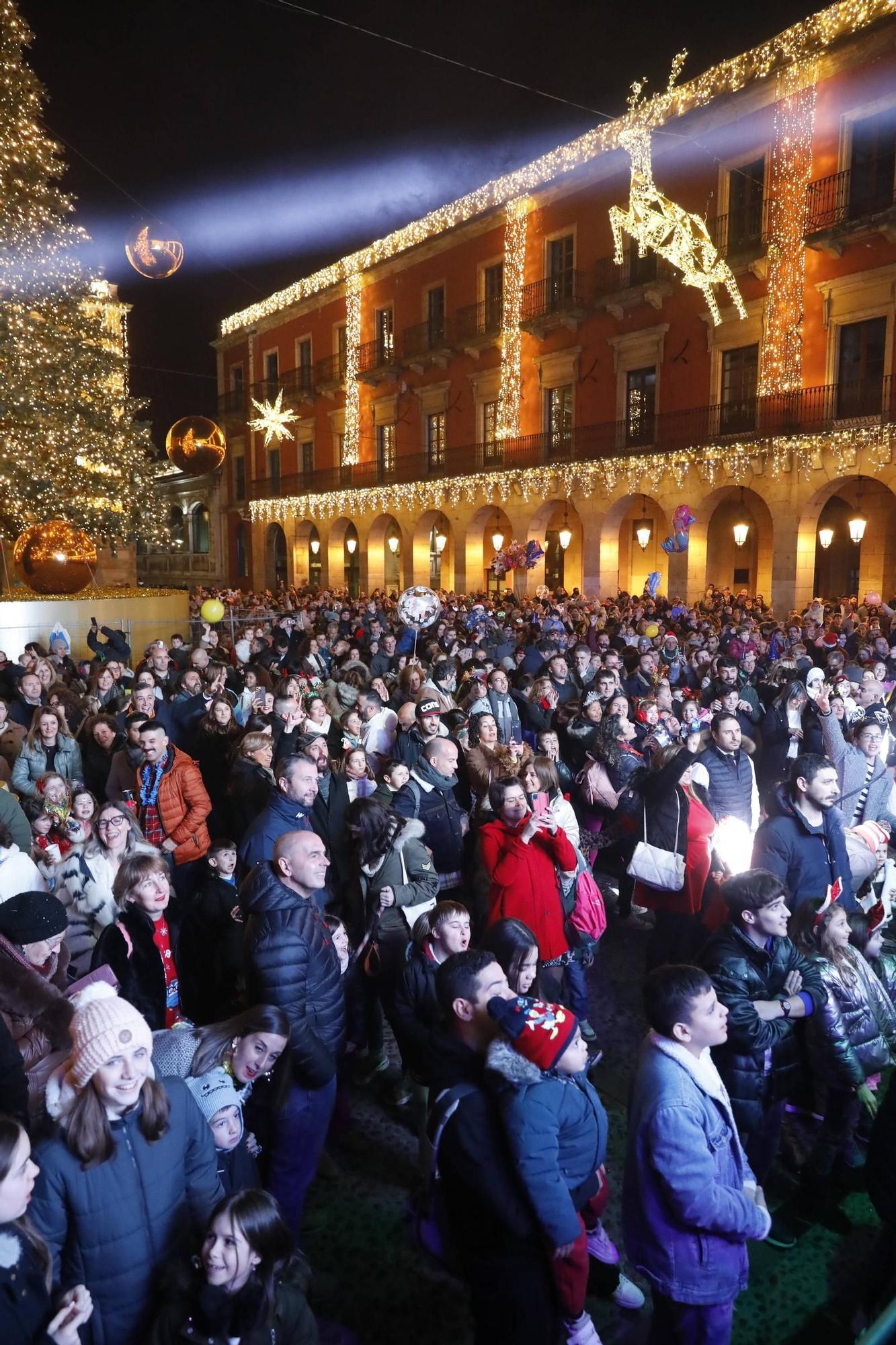 El "campanillas" en la Plaza Mayor de Gijón, en imágenes