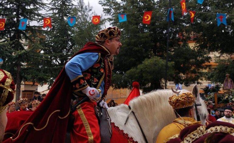 un pueblo de Cuenca debate incorporar mujeres a Moros y Cristianos o dejarlas al margen