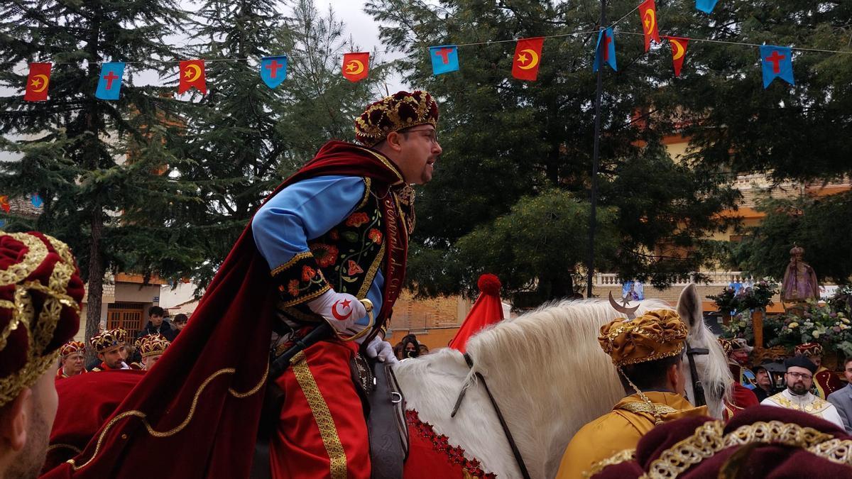 un pueblo de Cuenca debate incorporar mujeres a Moros y Cristianos o dejarlas al margen