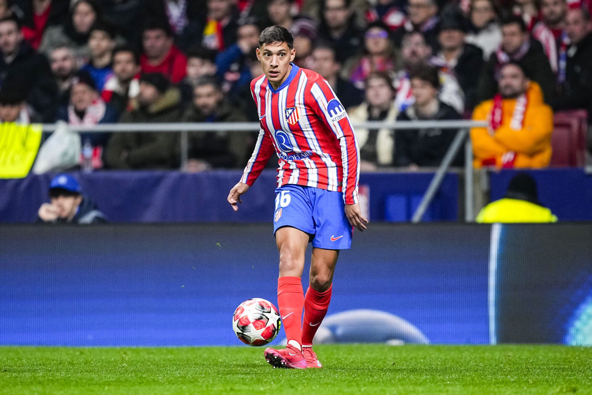 Nahuel Molina del Atlético de Madrid en acción durante el partido de la fase MD7 de la Liga de Campeones de la UEFA 2024/25 entre el Atlético de Madrid y el Bayer 04 Leverkusen en el estadio Riyadh Air Metropolitano el 21 de enero de 2025 en Madrid, España. AFP7 21/01/2025 SÓLO PARA USO EN ESPAÑA. Oscar J. Barroso / AFP7 / Europa Press;2025;ESPAÑA;DEPORTE;ZSPORT;FÚTBOL;ZSOCCER;Atlético de Madrid v Bayer 04 Leverkusen - UEFA Champions League 2024/25 Fase Liga MD7;