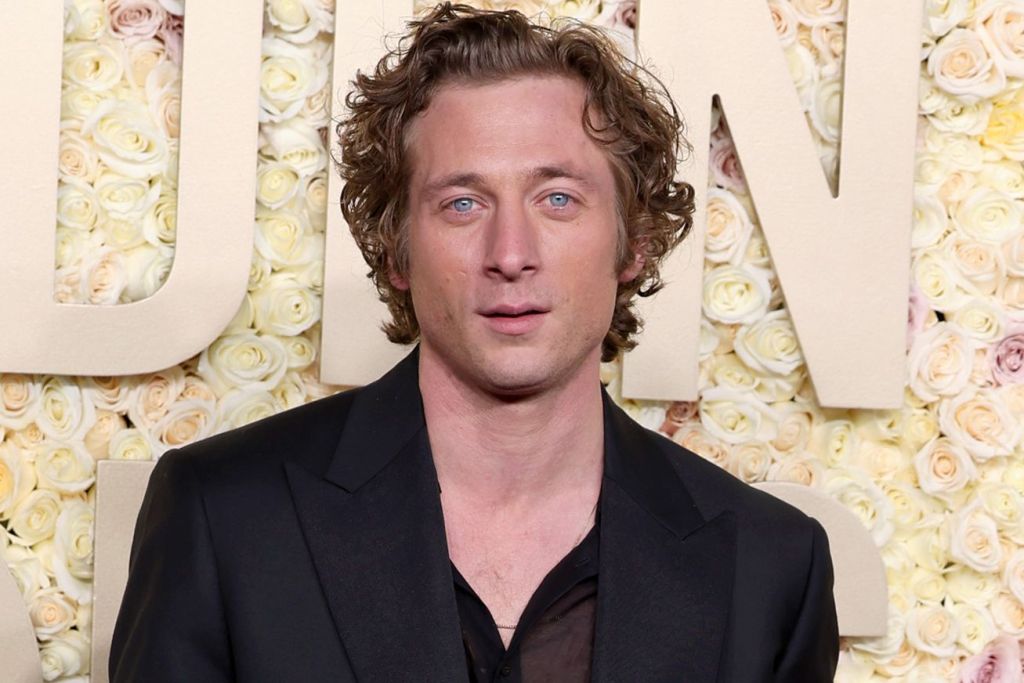 Jeremy-Allen-globos-dorados-blancos-010724-tout-e9b041e9f4284b4889de1f5841233659