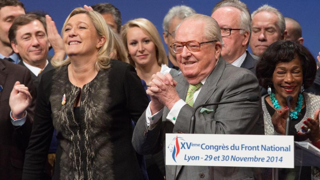 Marine Le Penn y su padre, Jean-Mari, durante un acto del partido Frente Nacional.