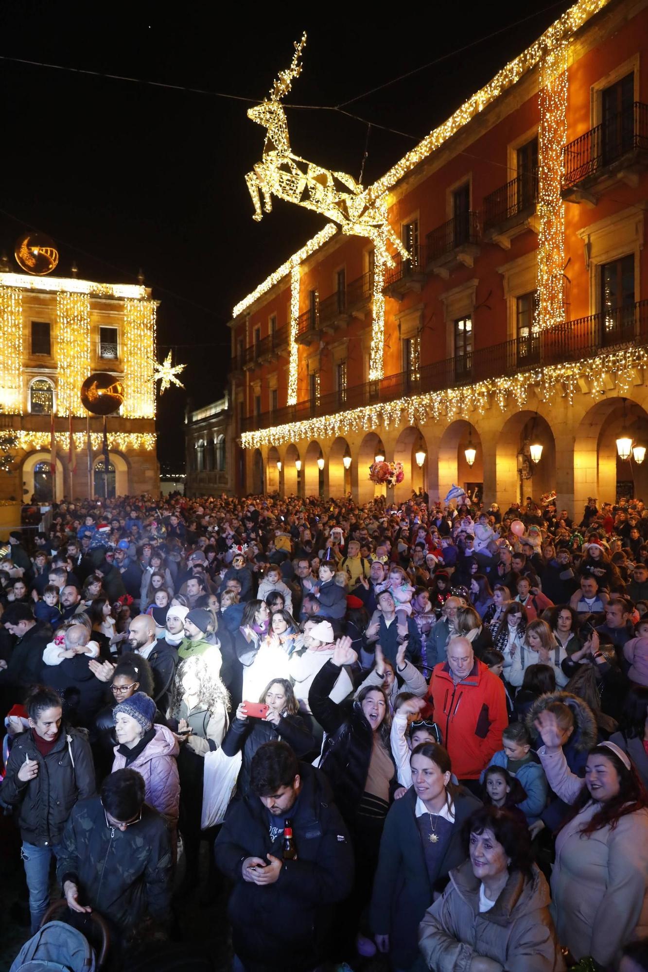 El "campanillas" en la Plaza Mayor de Gijón, en imágenes