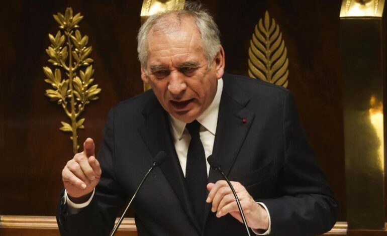 François Bayrou se enfrenta este jueves a su primera moción de censura con un Partido Socialista dividido sobre su voto