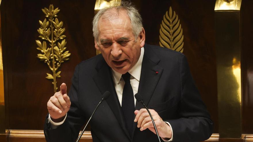 François Bayrou se enfrenta este jueves a su primera moción de censura con un Partido Socialista dividido sobre su voto