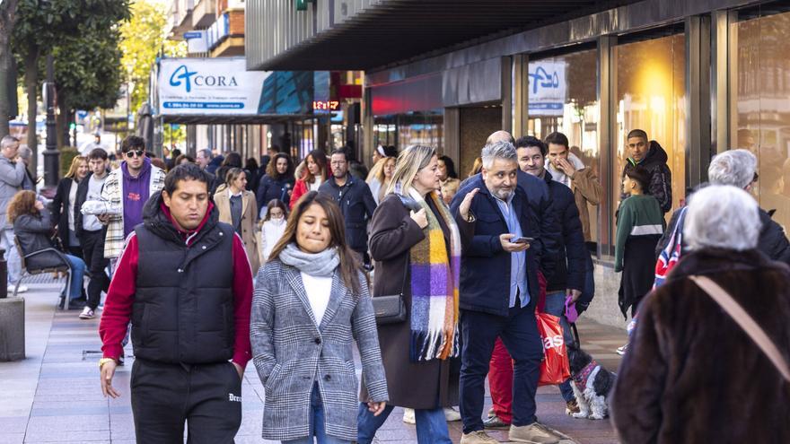 El tiempo gélido anima las rebajas en Oviedo