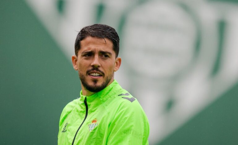 Fornals, Marc Roca y Bellerín pisan el césped en la vuelta al trabajo