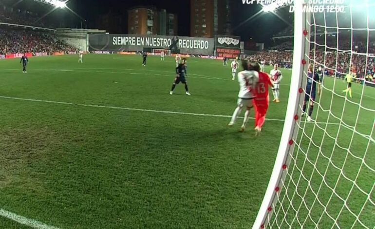 El Celta reclama una falta de Camello en el gol de Embarba