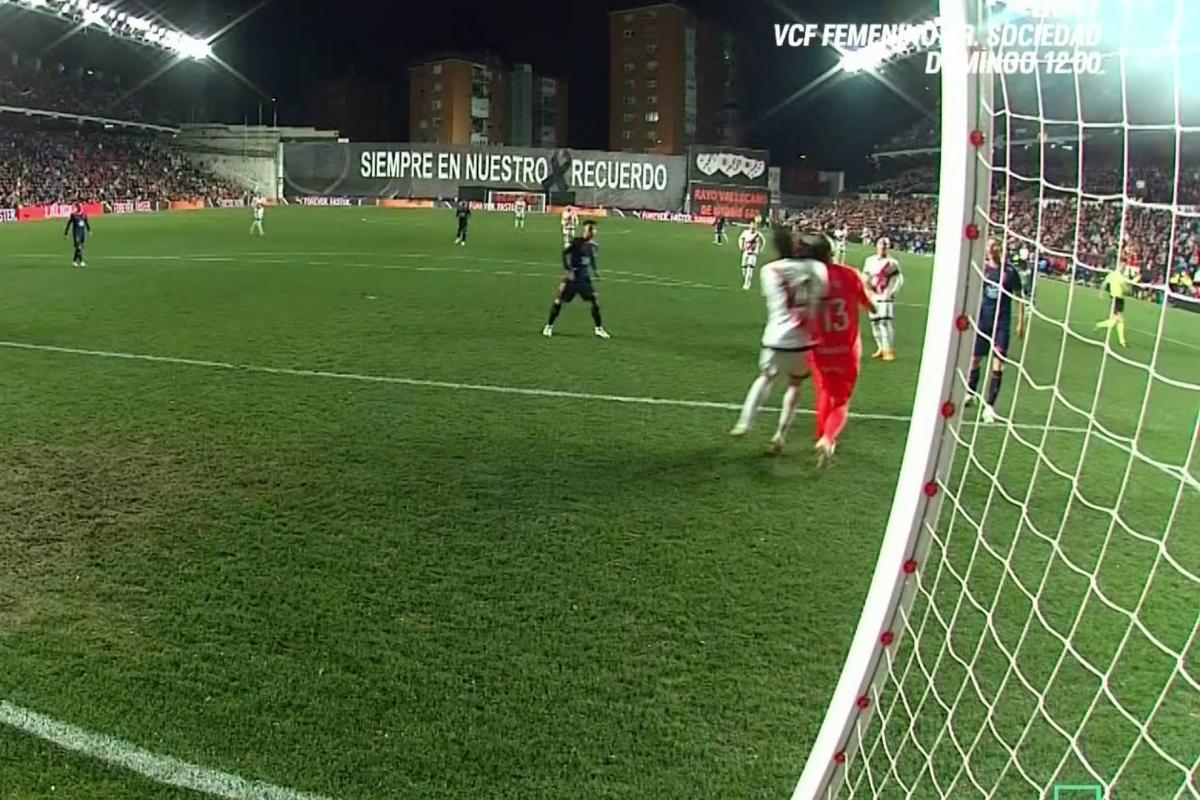 El Celta reclama una falta de Camello en el gol de Embarba