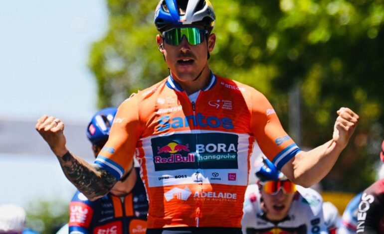 Sam Welsford se cae… y acaba repitiendo victoria en el Tour Down Under