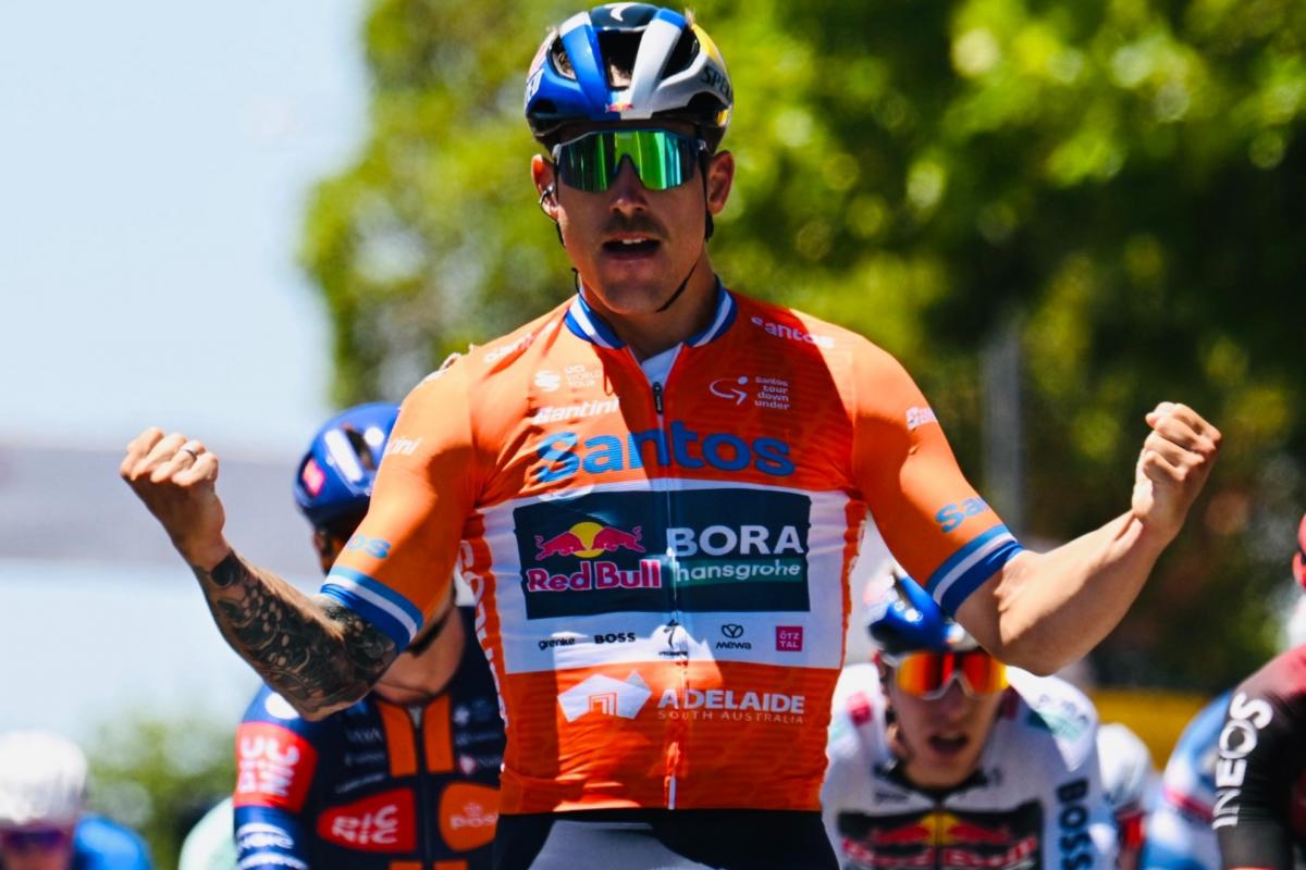 Sam Welsford se cae… y acaba repitiendo victoria en el Tour Down Under