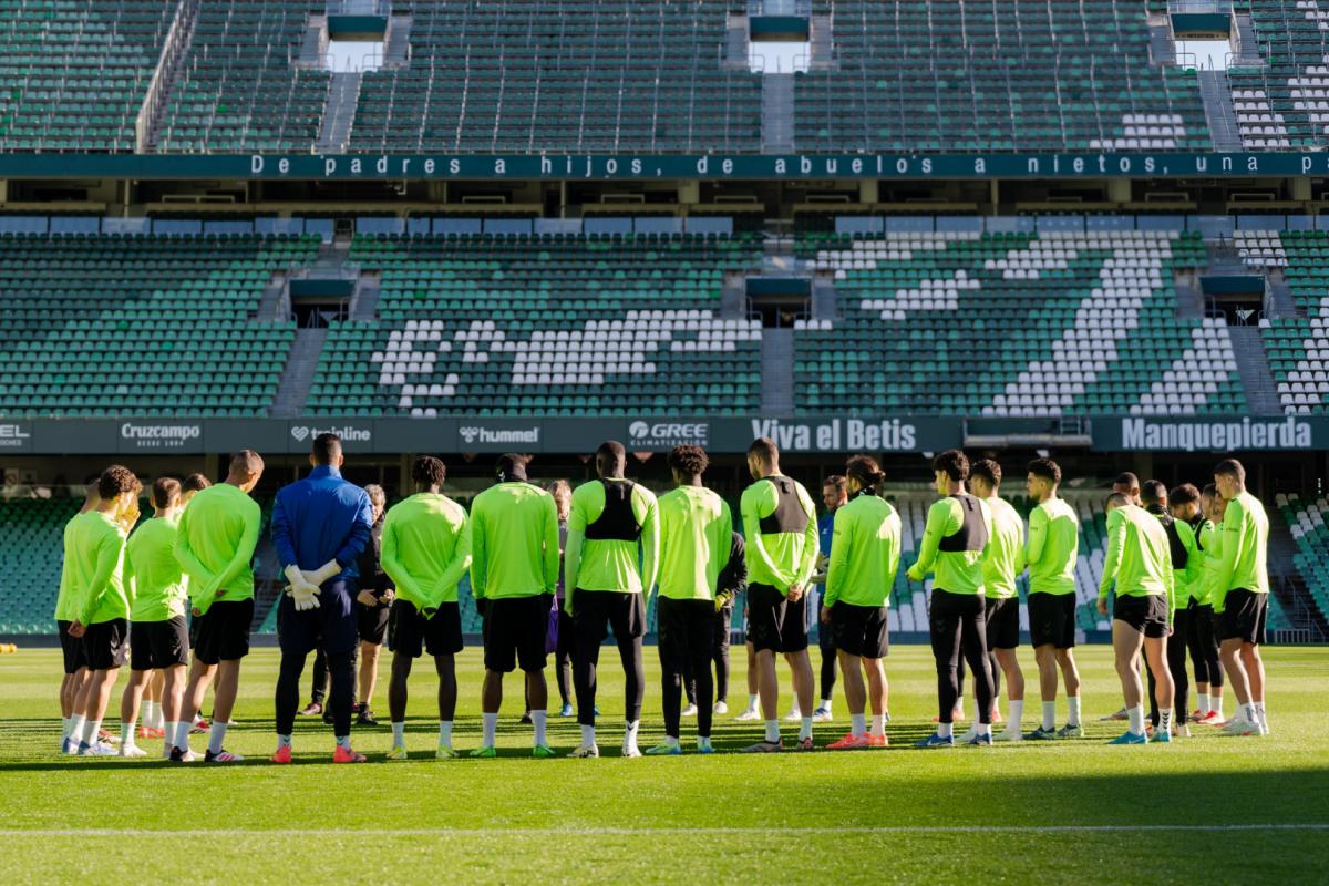 El Betis, centrado en la búsqueda de un nueve en un mercado de alta demanda