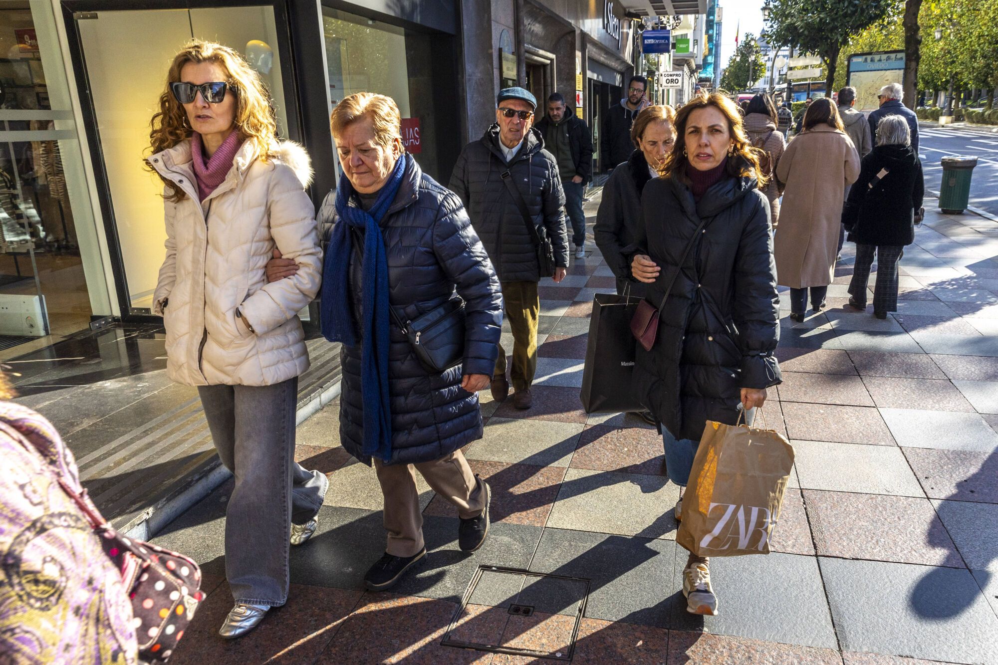 EN FOTOS: El frío helado anima las ventas en Oviedo