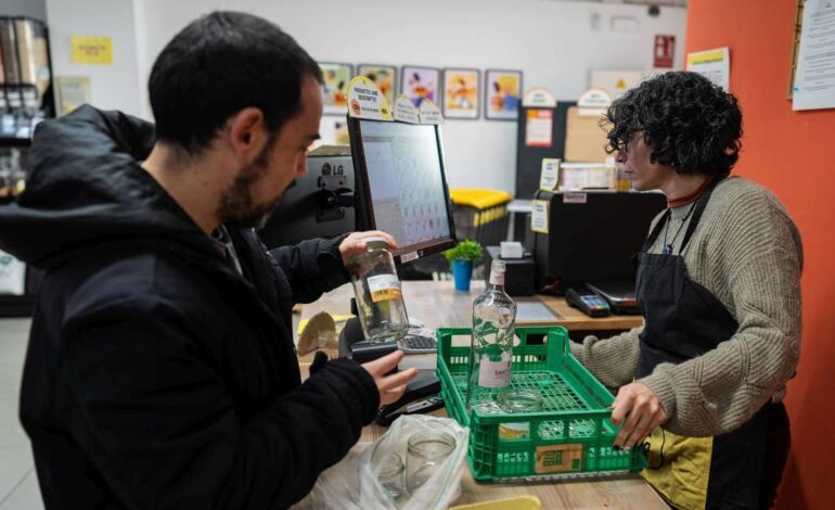 España ya negocia con los supermercados el despliegue de la devolución de envases para 2026