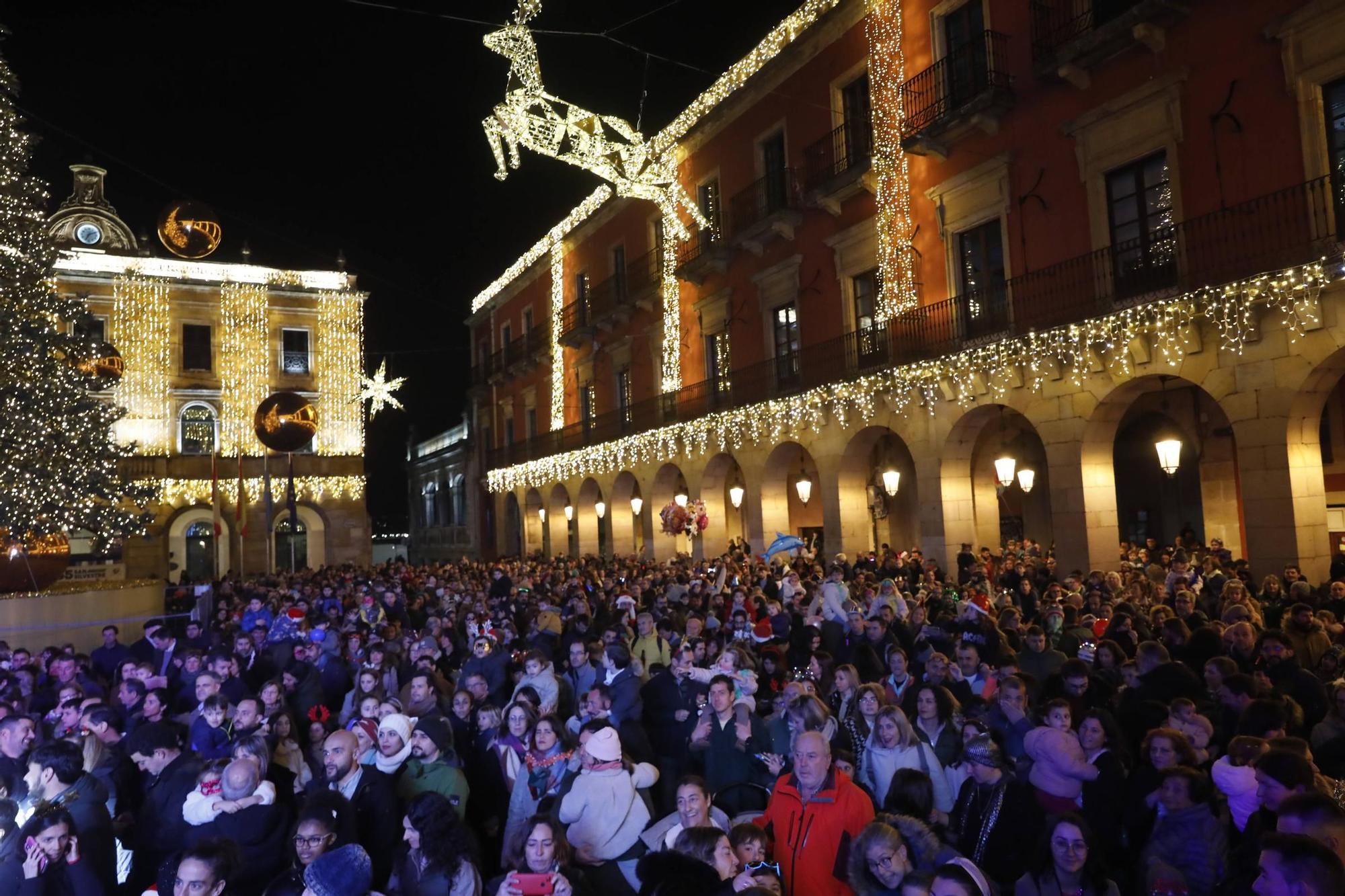 El "campanillas" en la Plaza Mayor de Gijón, en imágenes