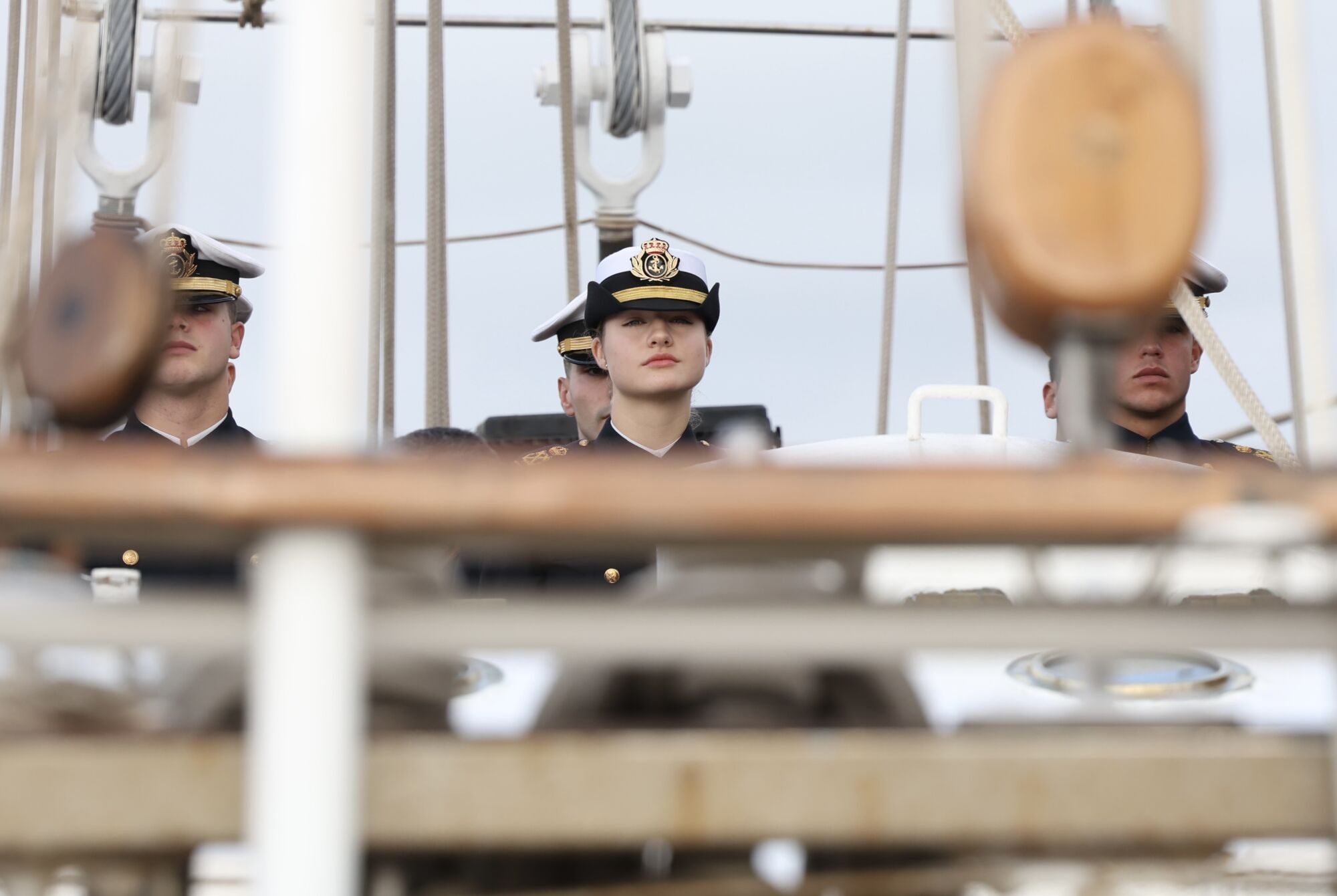 La Princesa Leonor a su llegada al buque escuela 'Juan Sebastián de Elcano'. A 08 de enero de 2024, en Cádiz (Andalucía, España). La Princesa Leonor se ha desplazado al Puerto de Cádiz para el embarque de guardamarinas alumnos de tercer curso de la Escuela Naval Militar en el buque escuela 'Juan Sebastián de Elcano' para realizar el XCVII Crucero de Instrucción. 08 ENERO 2025 Nacho Frade / Europa Press 08/01/2025. LEONOR DE BORBÓN Y ORTIZ;Nacho Frade;