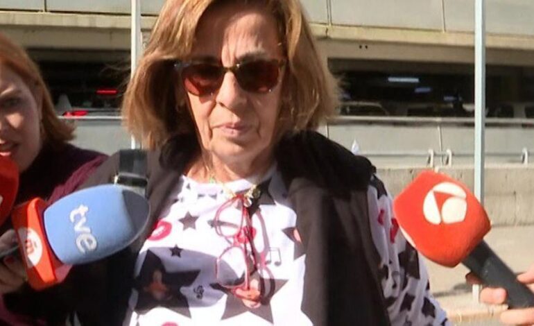 DECLARACIONES MADRE ANABEL PANTOJA | Merchi, la madre de Anabel Pantoja, saca fuerzas para hablar con la prensa a las puertas del hospital