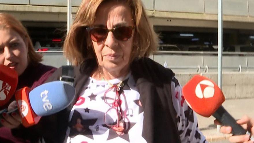 DECLARACIONES MADRE ANABEL PANTOJA | Merchi, la madre de Anabel Pantoja, saca fuerzas para hablar con la prensa a las puertas del hospital