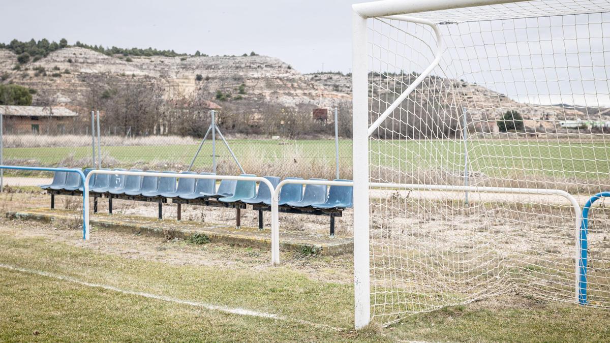 La mayoría de banquetas fueron a parar al campo de fútbol del Club Deportivo Langa, en Langa de Duero, Soria.